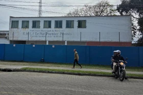 Mesária é substituída por usar roupa com número de candidato em escola de Rio Grande