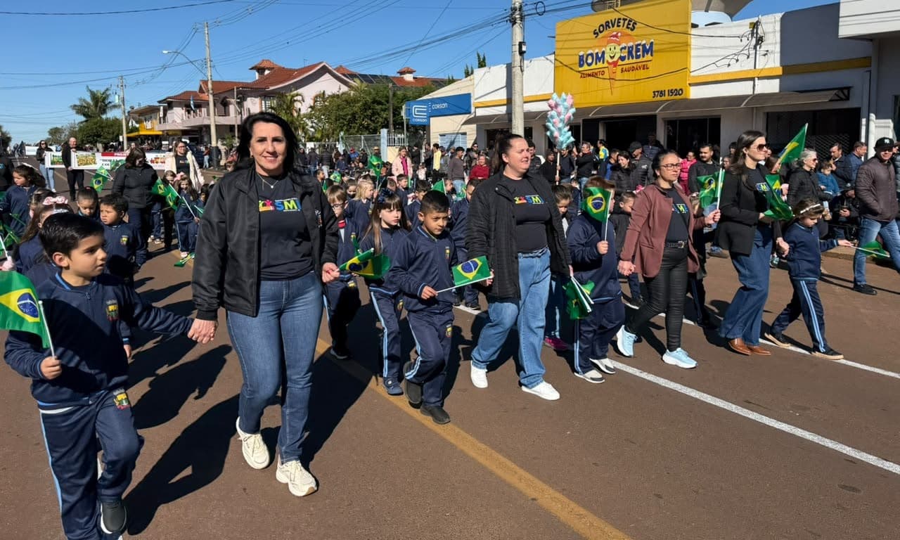 Comunidade de Santo Augusto se reúne na Rua Rio Branco para o tradicional Desfile Cívico de 7 de Setembro