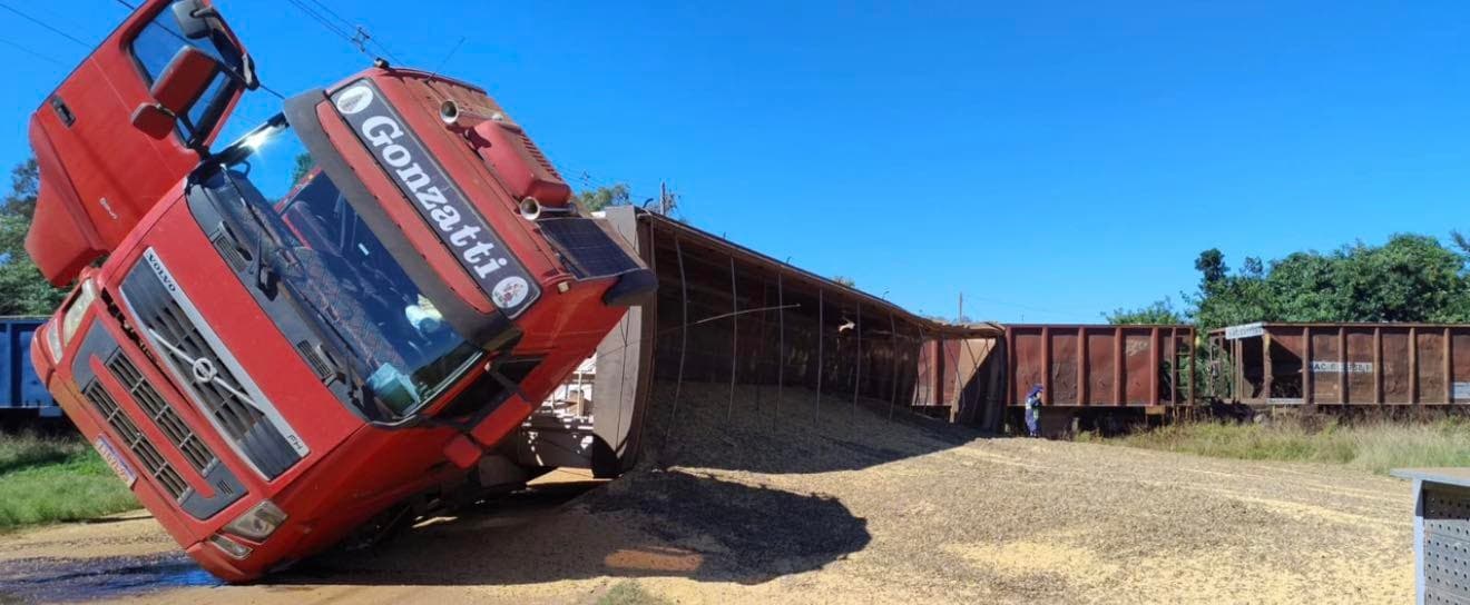 Acidente entre trem e carreta bloqueia trânsito em Cruz Alta