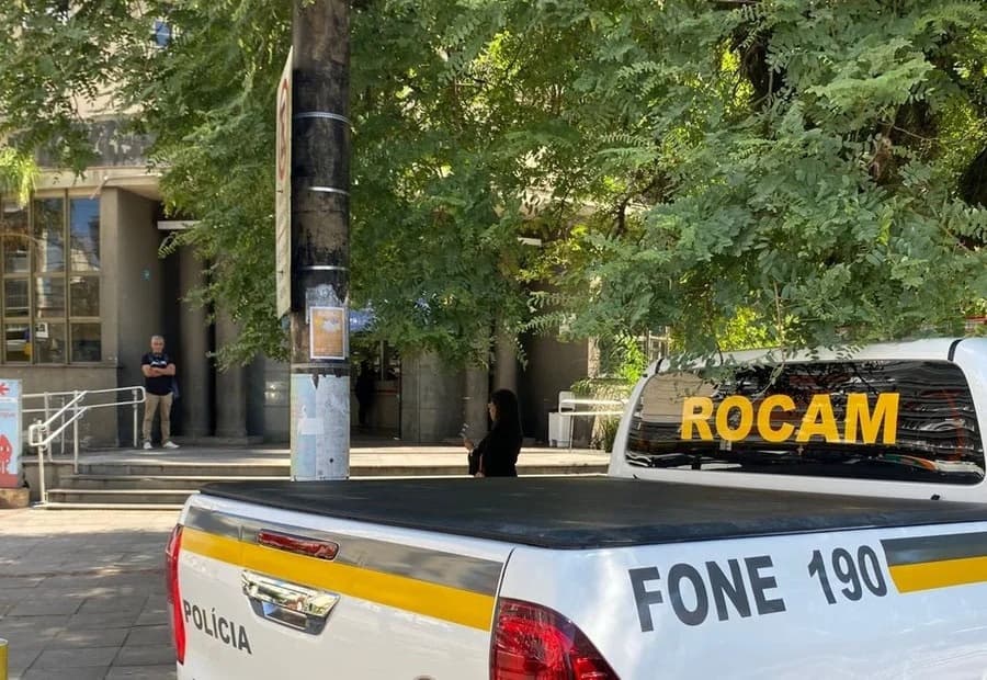 Mulher é estuprada em Porto Alegre a mando de líder de facção, que assiste ao crime com celular dentro do presídio