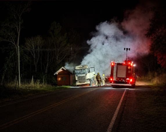 Incêndio atinge cabine de carreta na ERS-522 entre Augusto Pestana e Ijuí