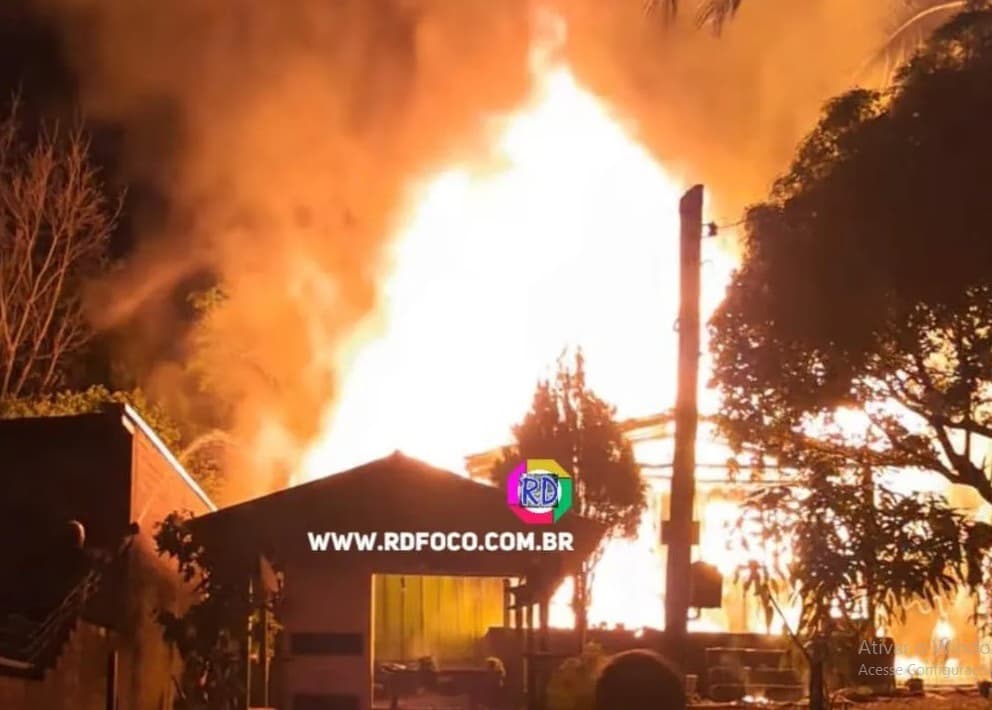 Incêndio destrói residência e mobiliza moradores em Redentora