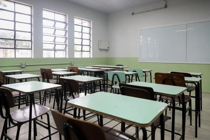 Governador Eduardo Leite sanciona reajuste de 5,4% retroativo a janeiro sobre o piso do magistério estadual