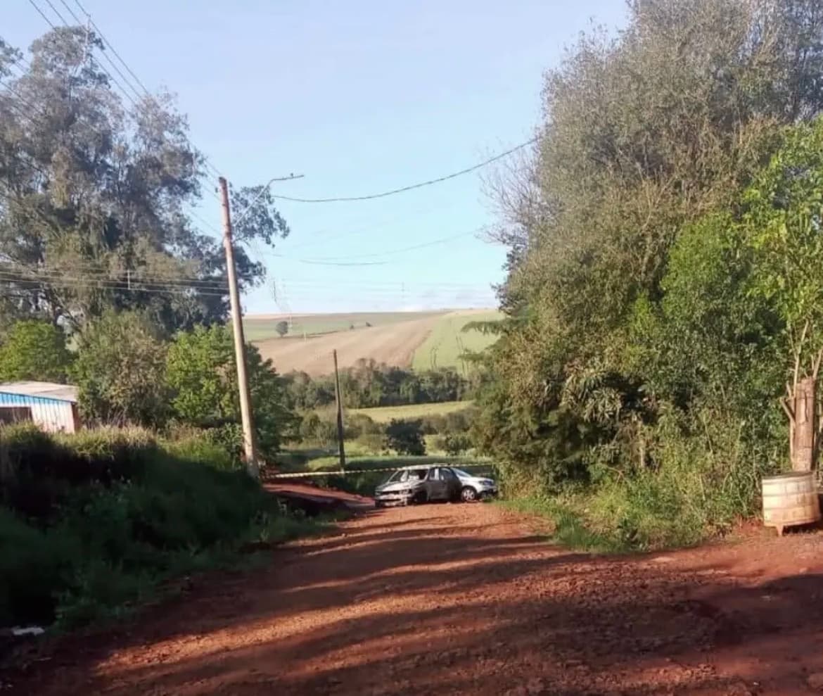 Corpo carbonizado é encontrado dentro de carro incendiado em Coronel Bicaco