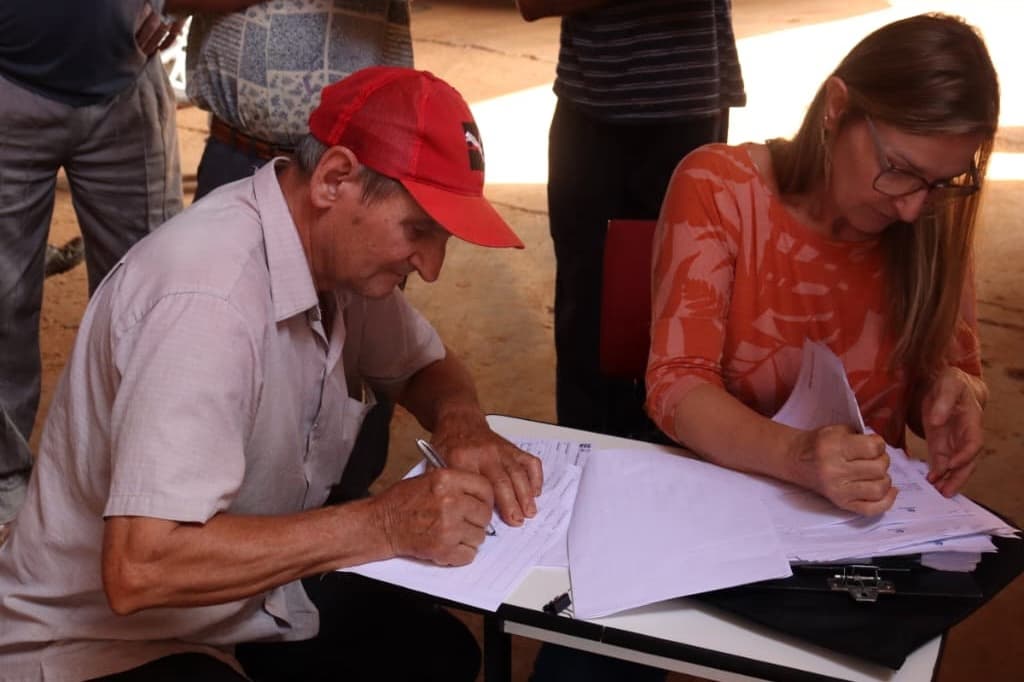 Nova Ramada entrega 30 toneladas de adubo a agricultores familiares