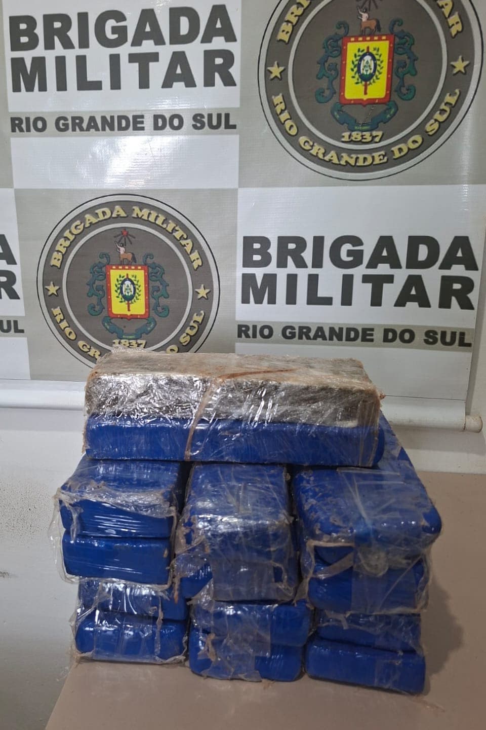 Brigada Militar apreende 115 garrafas de vinho contrabandeado e quase 10 kg de maconha na Região Celeiro