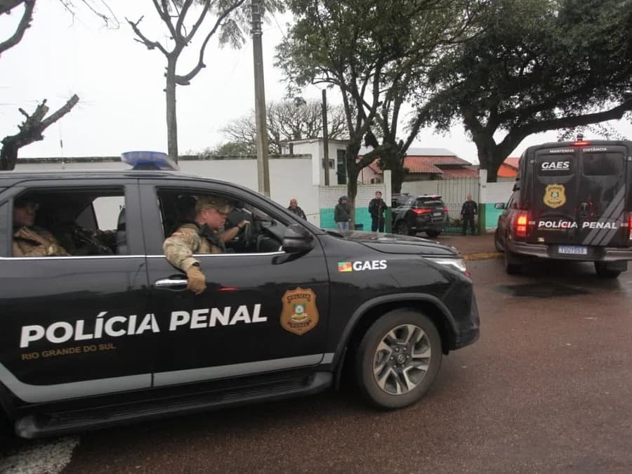 Mãe sob escolta acompanha sepultamento de bebê morto pelo pai em Viamão