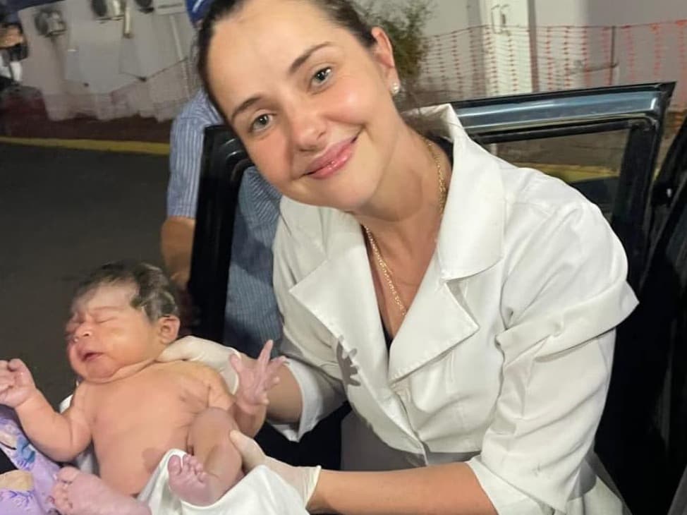Médica natural de São Martinho auxilia em parto na porta de hospital em Uruguaiana