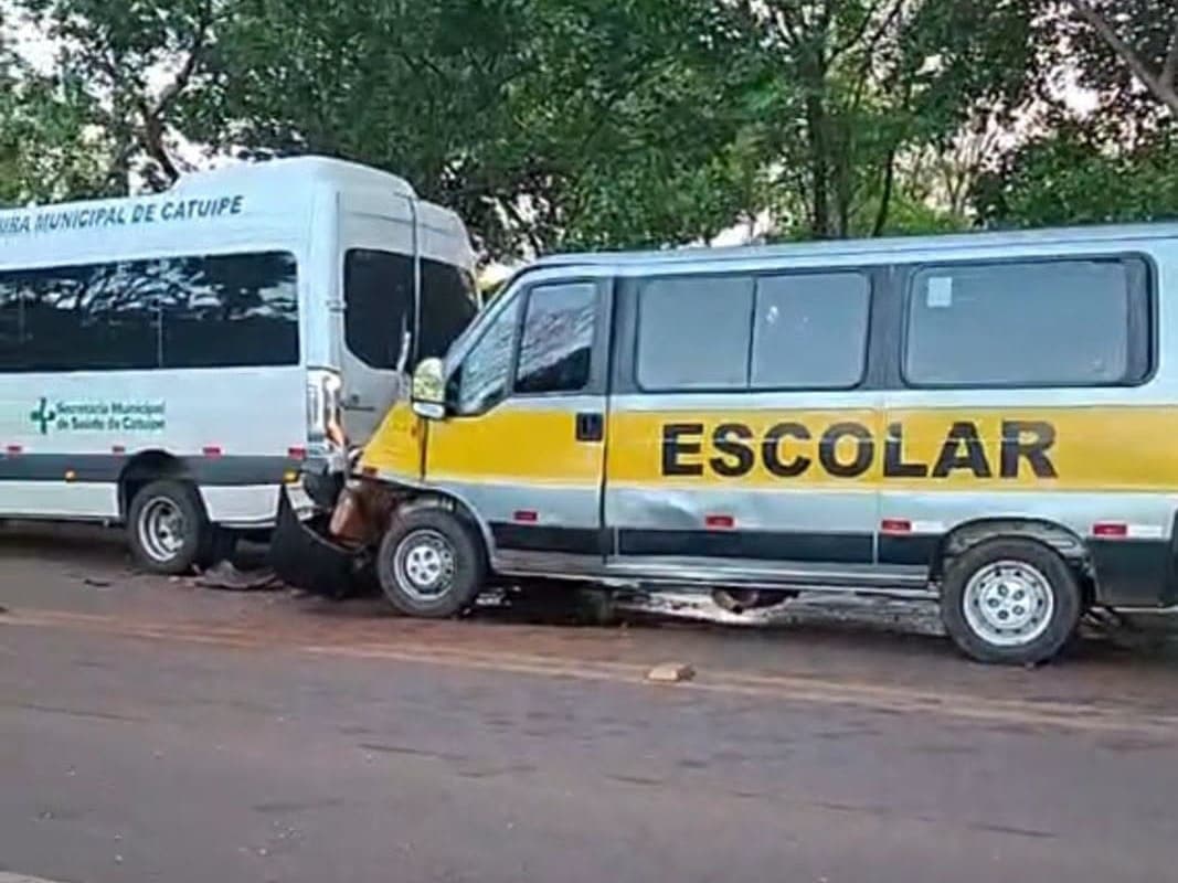 Árvore caída sobre a pista provoca colisão traseira entre duas Vans na ERS-155