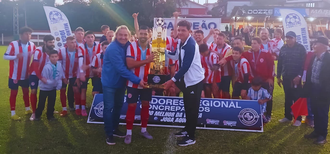 América recebe taça das mãos de Sandro Sotilli e homenagem na Câmara após título da Libertadores Regional