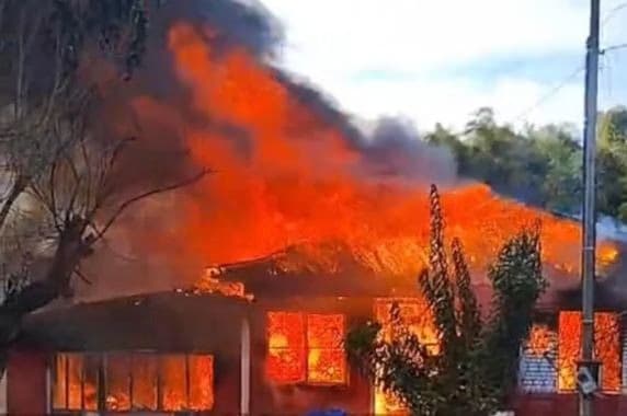 Incêndio destrói residência e deixa feridos por inalação de fumaça em Santa Bárbara do Sul