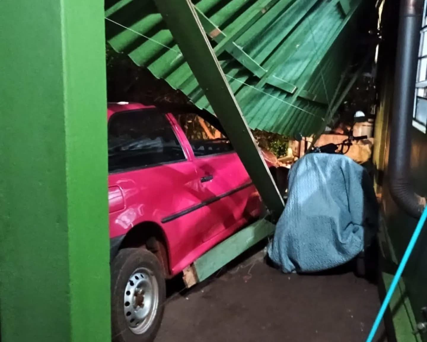 Carro invade residência após motorista perder o controle no bairro Independência, em Ijuí
