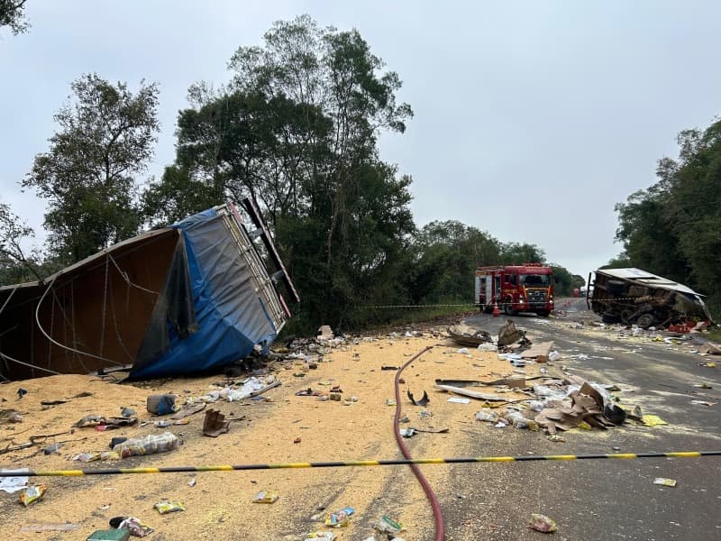 Acidente entre caminhões deixa dois mortos na ERS-344, em Santo Ângelo