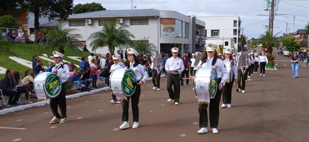 Desfile da Pátria reúne escolas, entidades e comunidade em São Martinho