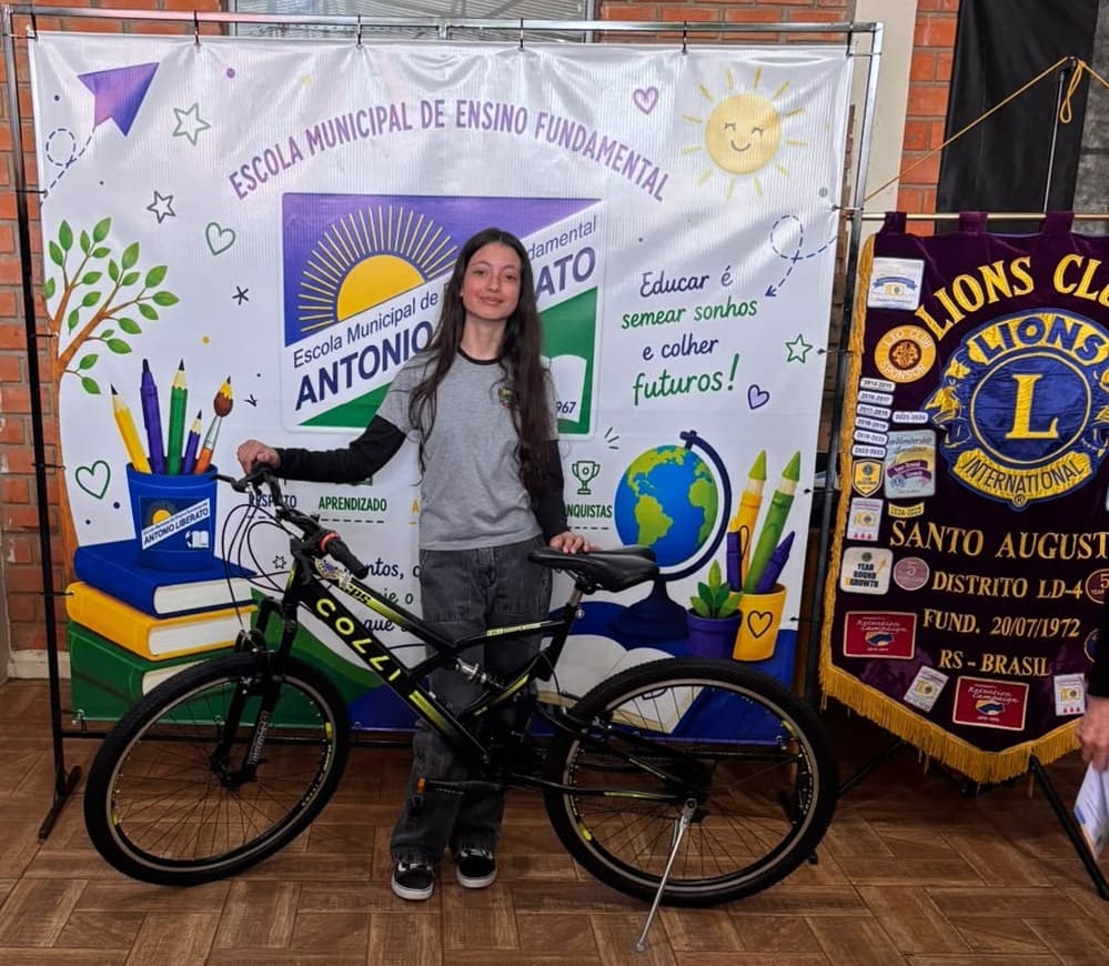 Lions Clube sorteia bicicleta entre estudantes participantes do Concurso Cartaz da Paz
