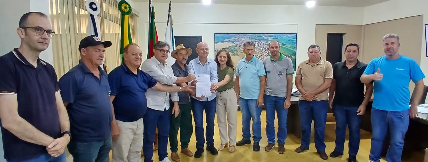 Deputado Federal Elvino Bohn Gass anuncia destinação de retroescavadeira para São Martinho