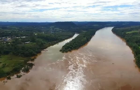Cheia do Rio Uruguai interrompe travessias de balsa na fronteira com a Argentina
