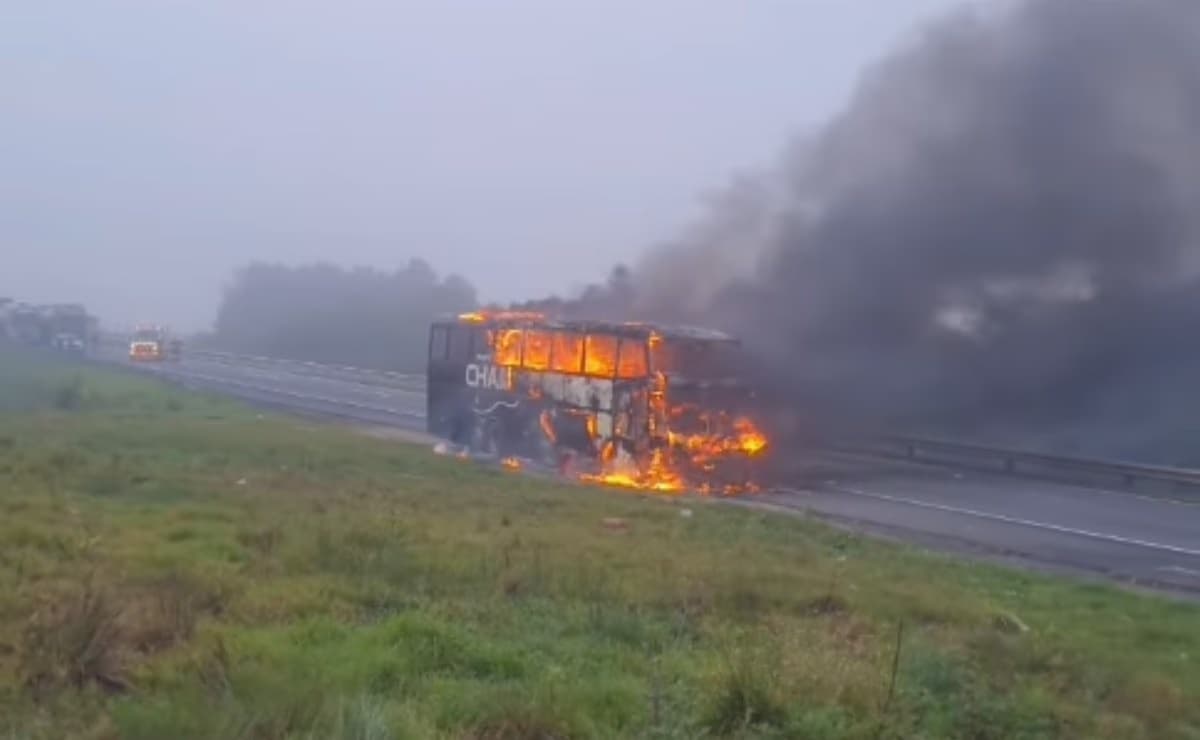 Ônibus do Grupo Chamamento pega fogo na BR-277