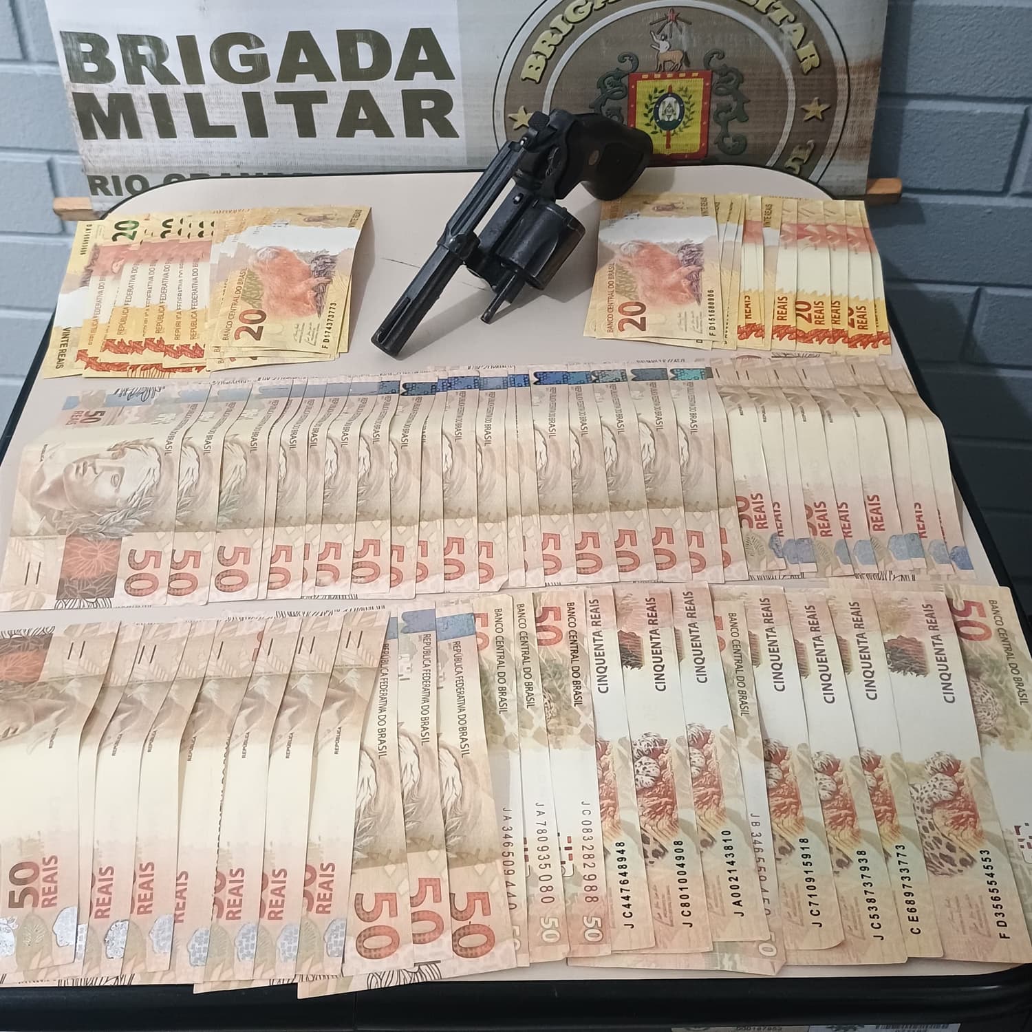 Homens de Três Passos são presos com notas falsas e arma de fogo em Santo Augusto