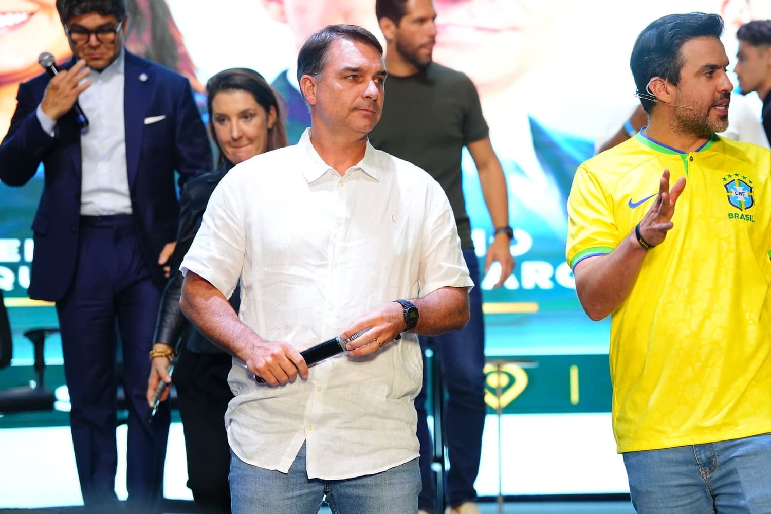 Flávio Bolsonaro e família chegam aos Estados Unidos