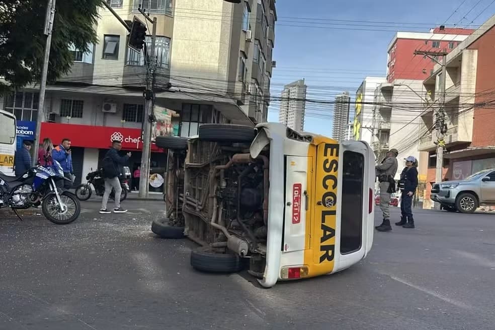 Acidente entre ônibus e kombi escolar deixa sete crianças feridas; veículo estava sem alvará