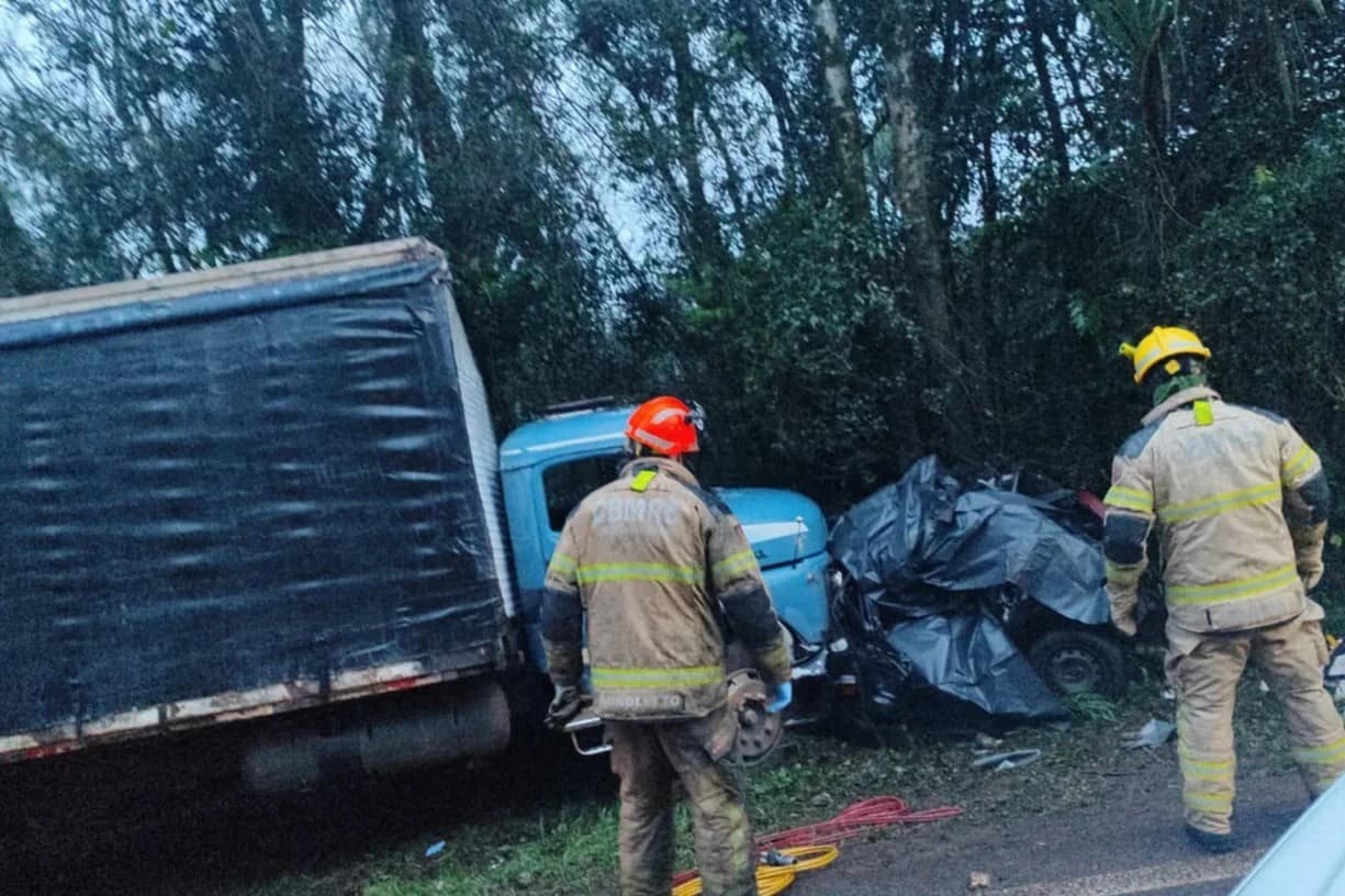 Colisão frontal na BR-158 em Panambi deixa dois mortos e um militar ferido