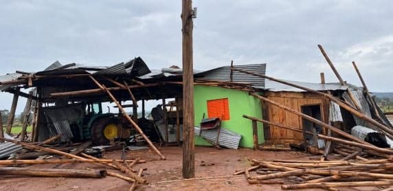 Possível tornado deixa rastro de destruição no interior de Alegrete