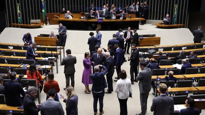 Câmara aprova renovação automática da CNH para motorista sem multas 