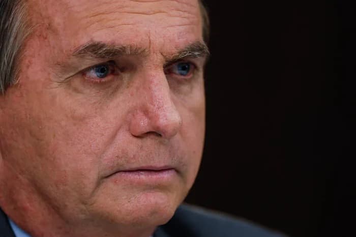 Bolsonaro recebe alta da UTI e é transferido para quarto de hospital