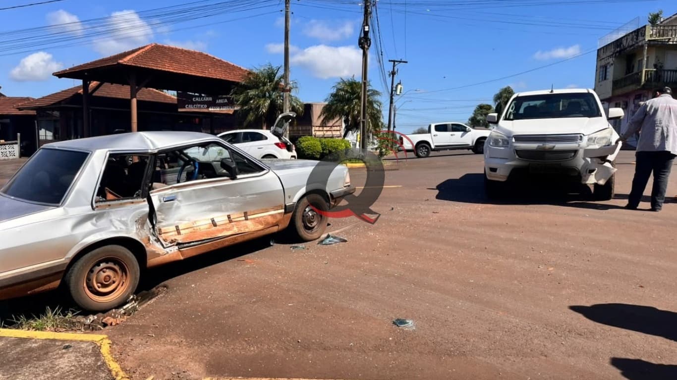 Colisão lateral entre caminhonete e carro é registrada no centro de Santo Augusto