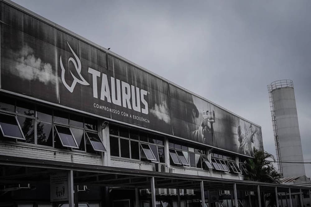 Empresa fabricante de armas Taurus concede férias coletivas a funcionários por falta de exportação devido ao tarifaço no RS