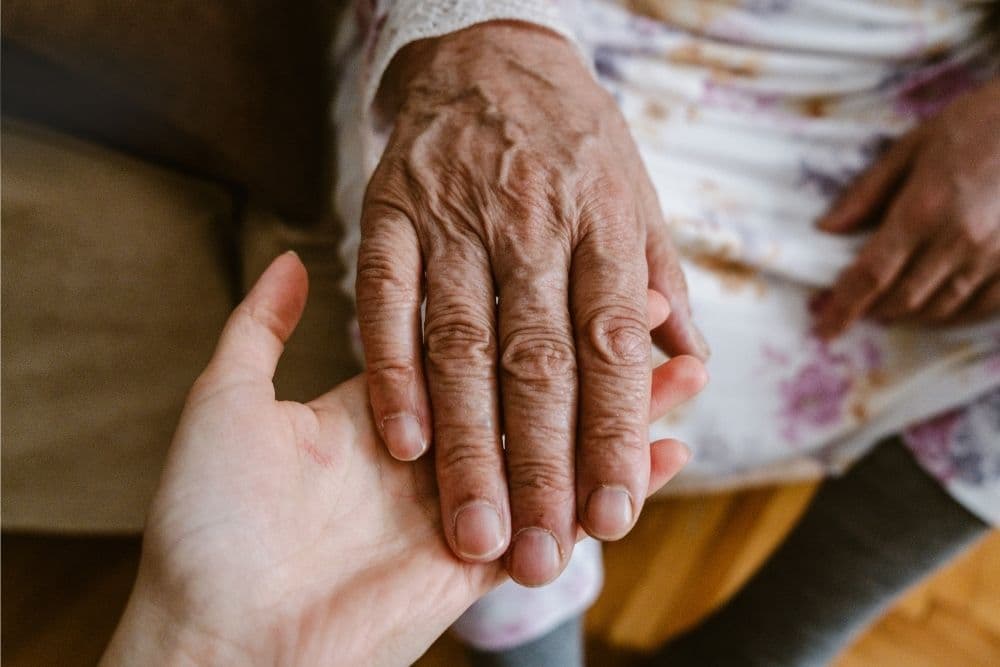Nova lei endurece penas para maus-tratos e abandono de idosos, incapazes e pessoas com deficiência