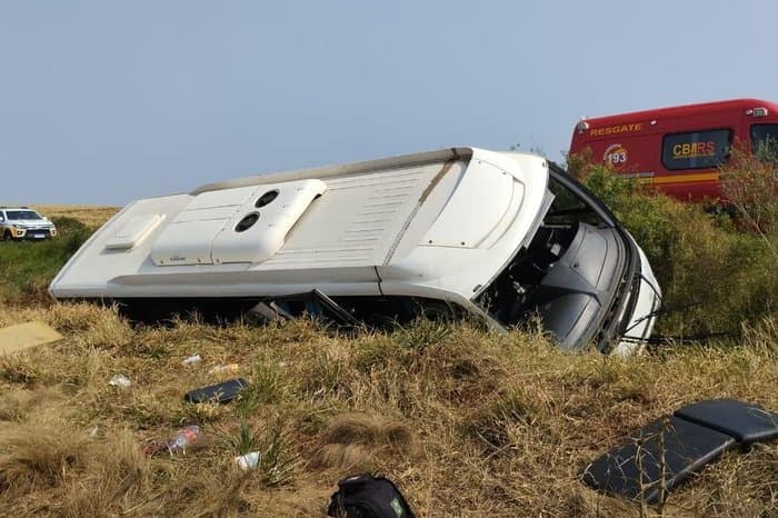 Acidente com micro-ônibus da prefeitura de Alegrete deixa um morto