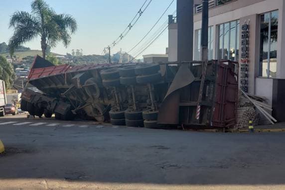 Reboque de carreta carregada com madeira tomba no centro de Rodeio Bonito