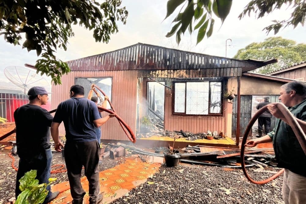 Incêndio destrói residência de madeira no bairro Santa Fé, em Santo Augusto