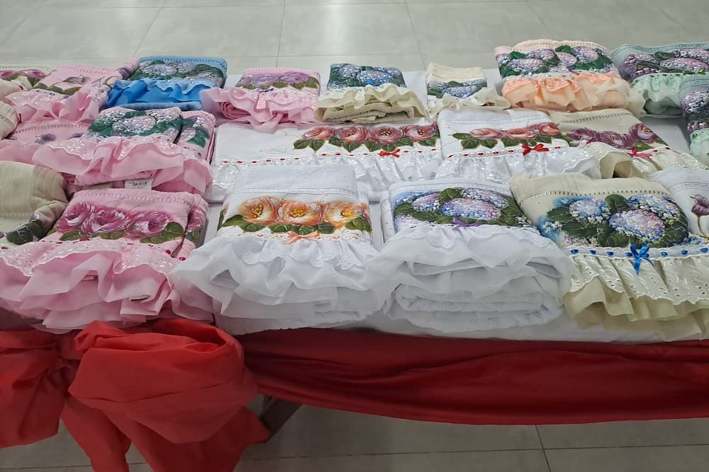 Artesanatos estão expostos na Feira Natalina da APAE em Santo Augusto