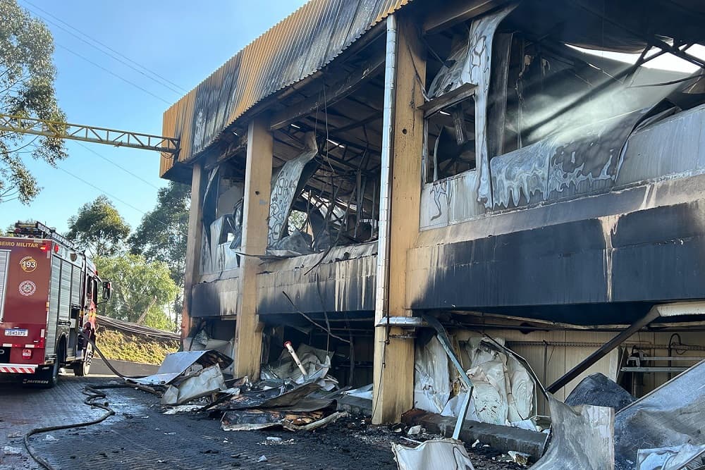 Após incêndio, Frangos Piovesan anuncia férias coletivas e reconstrução em tempo recorde