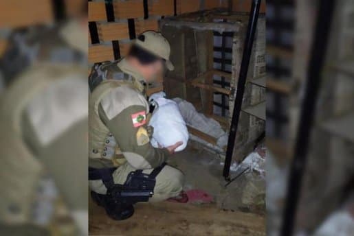 Choro faz bebê ser encontrada e salva em casa abandonada