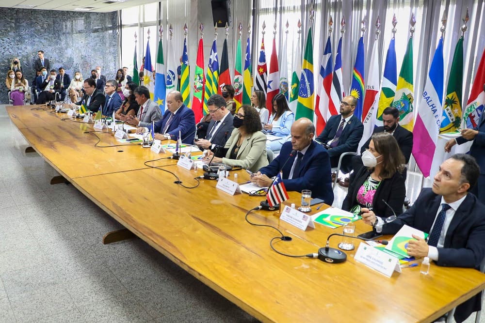 Governadores congelam ICMS sobre combustíveis por mais 90 dias e autorizam tarifa única para o diesel