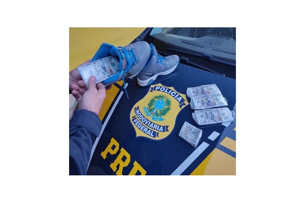 Casal é flagrado transportando 46 mil dólares em situação irregular dentro de dois pares de tênis