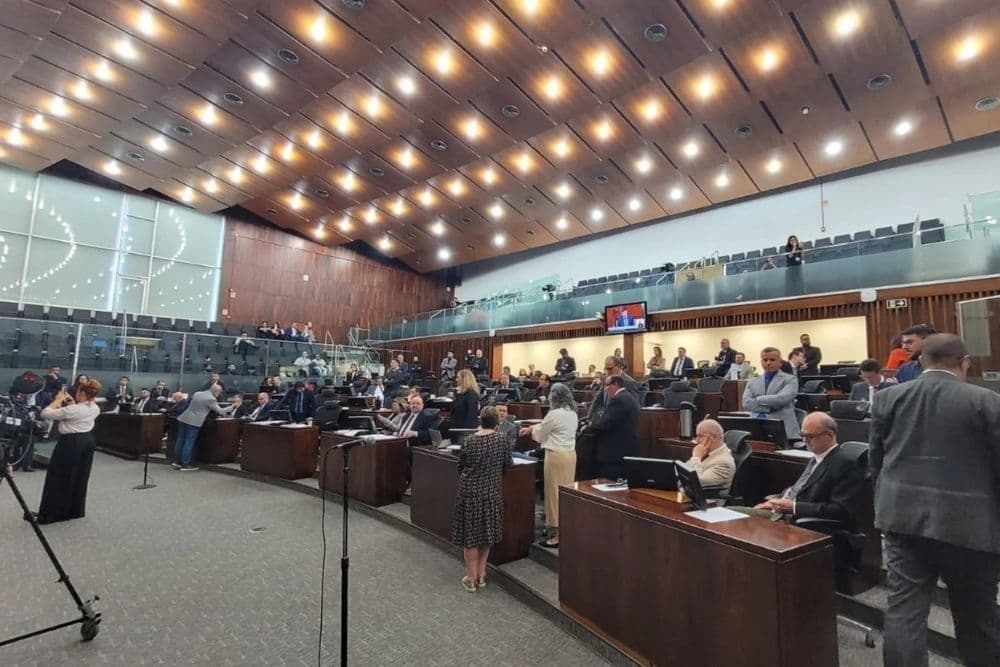 Assembleia aprova projeto de bonificação para professores e alunos da rede estadual
