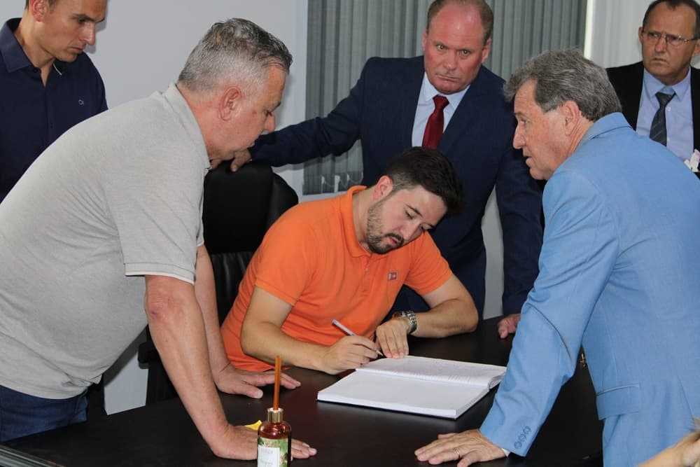 Ex-prefeito de Humaitá assina ata de transmissão de cargo e não comparece à posse