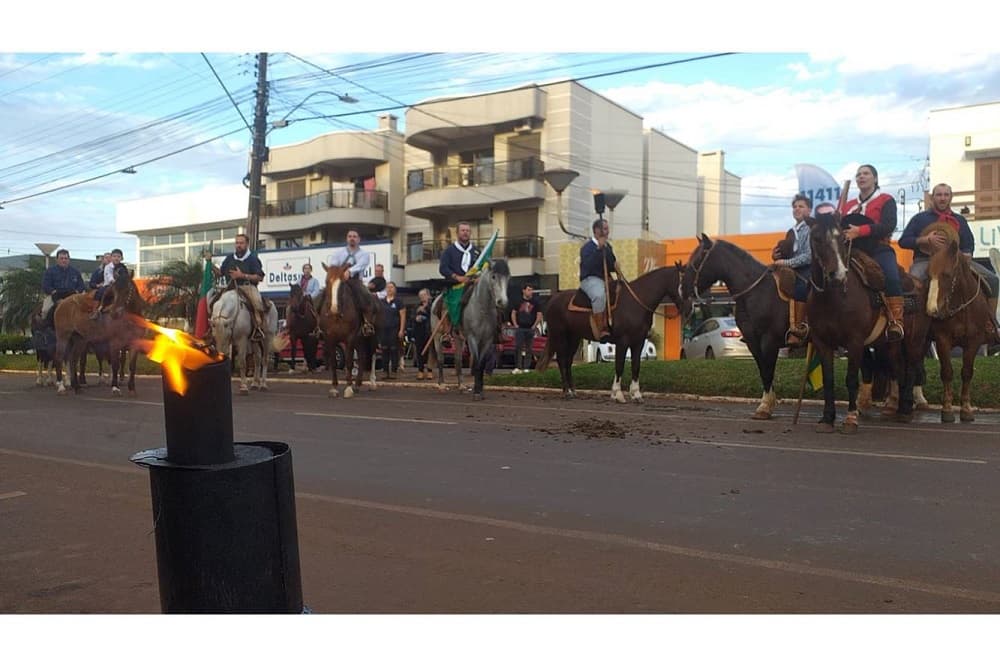 Sirvam nossas façanhas de modelo a toda a terra