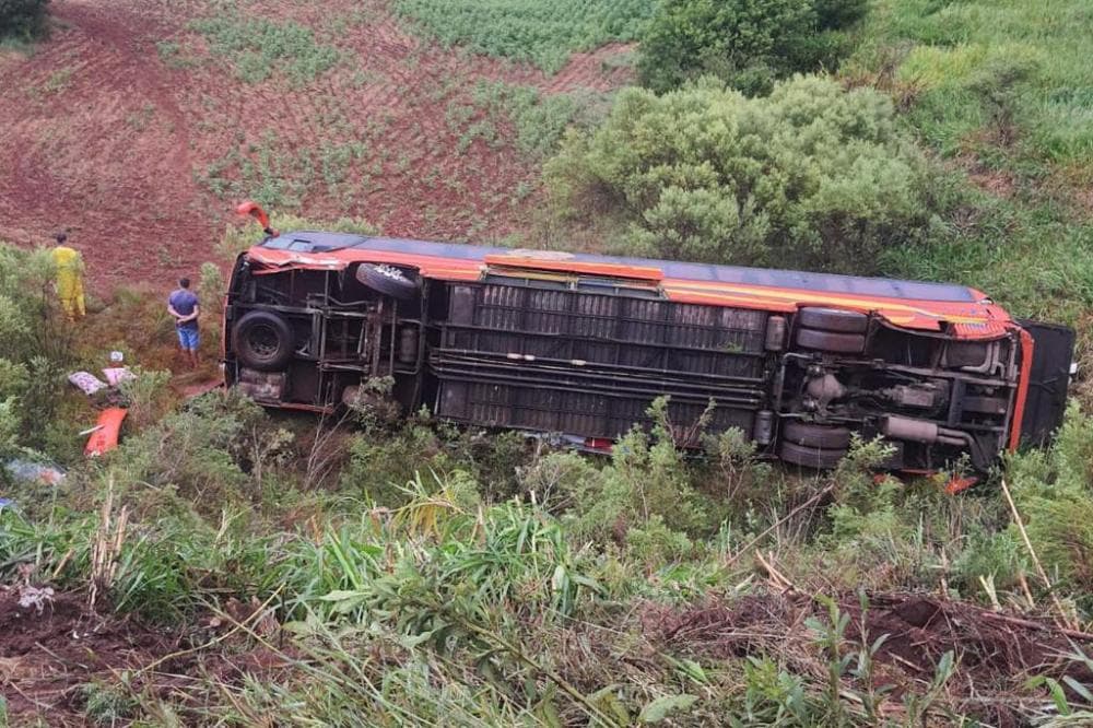 Morre segundo passageiro que estava em ônibus que tombou na ERS-342, em Cruz Alta