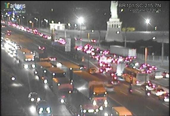 Duas pessoas morrem ao serem atropeladas por carreta após caírem de moto na BR-101 em SC