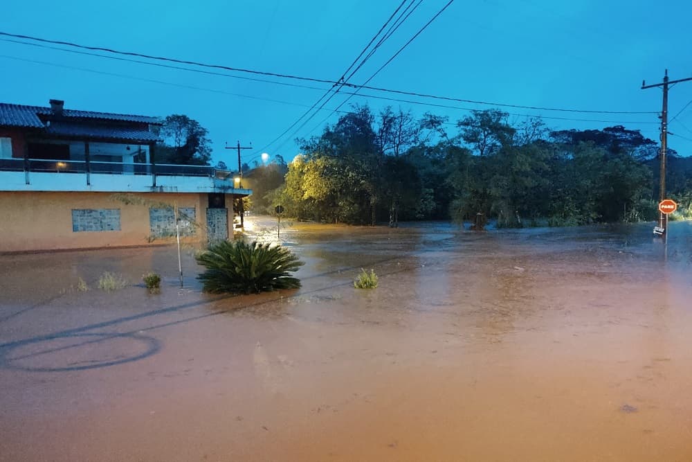 Chuvas deixam Nova Ramada praticamente sem acesso e quase encobrem veículo