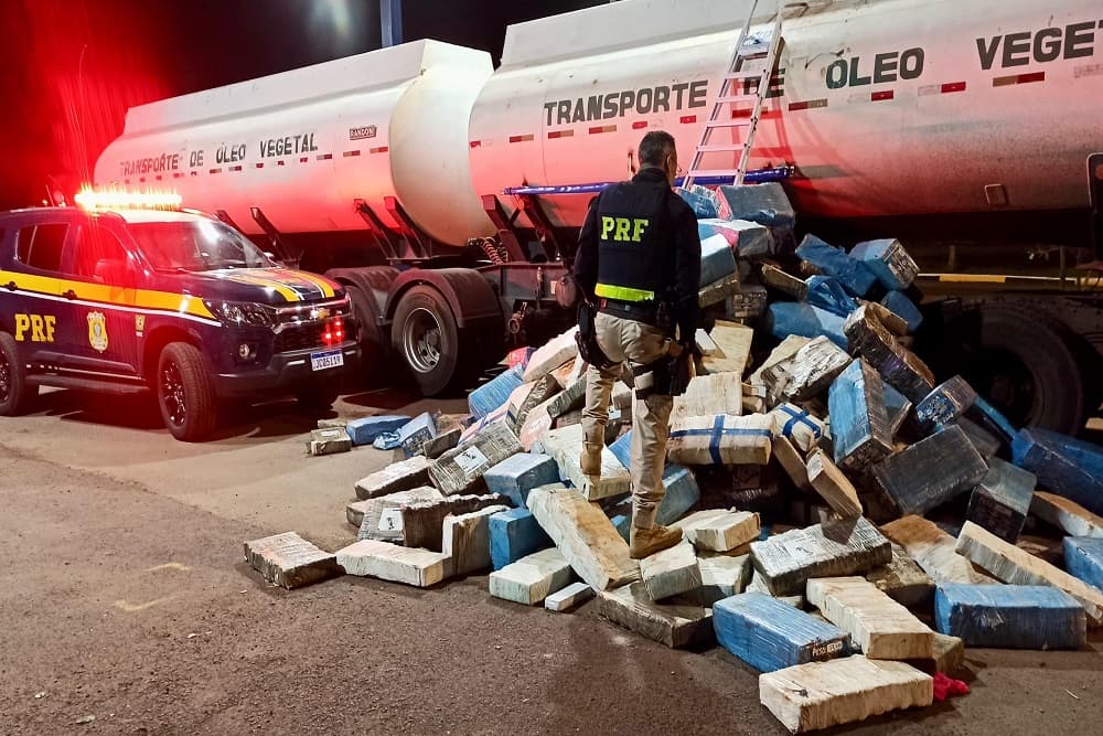 PRF apreende carga milionária de maconha dentro de carreta de transporte de óleo vegetal