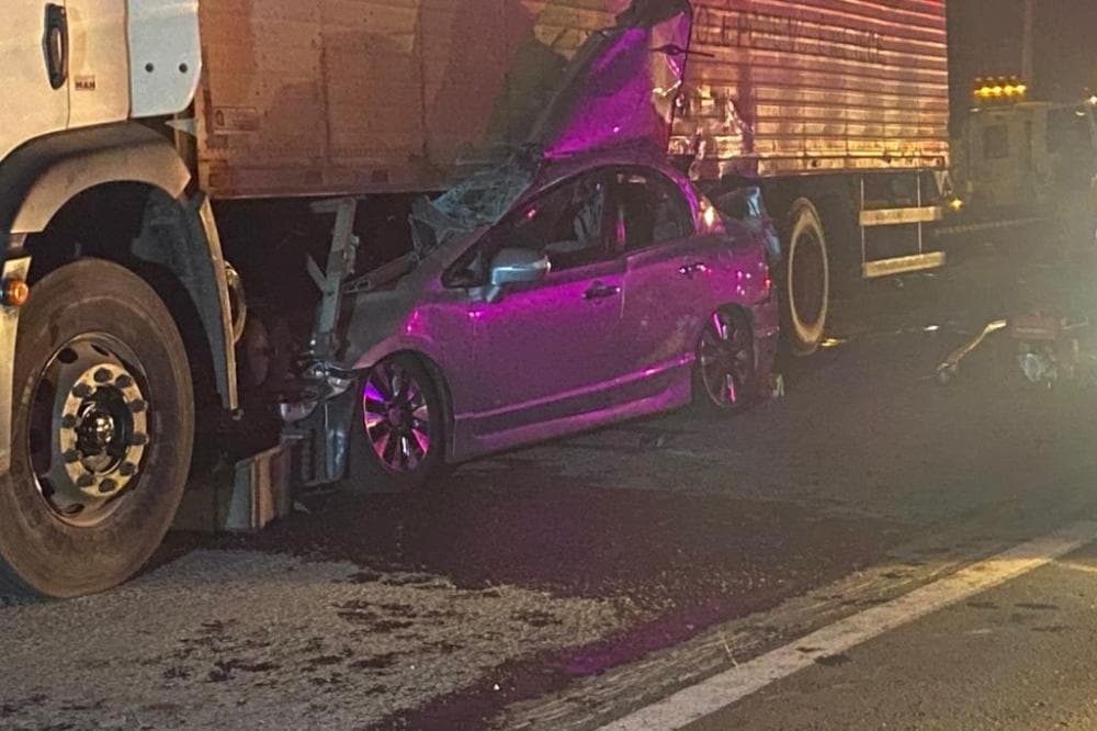 Duas pessoas morrem após carro entrar embaixo de caminhão na BR-386