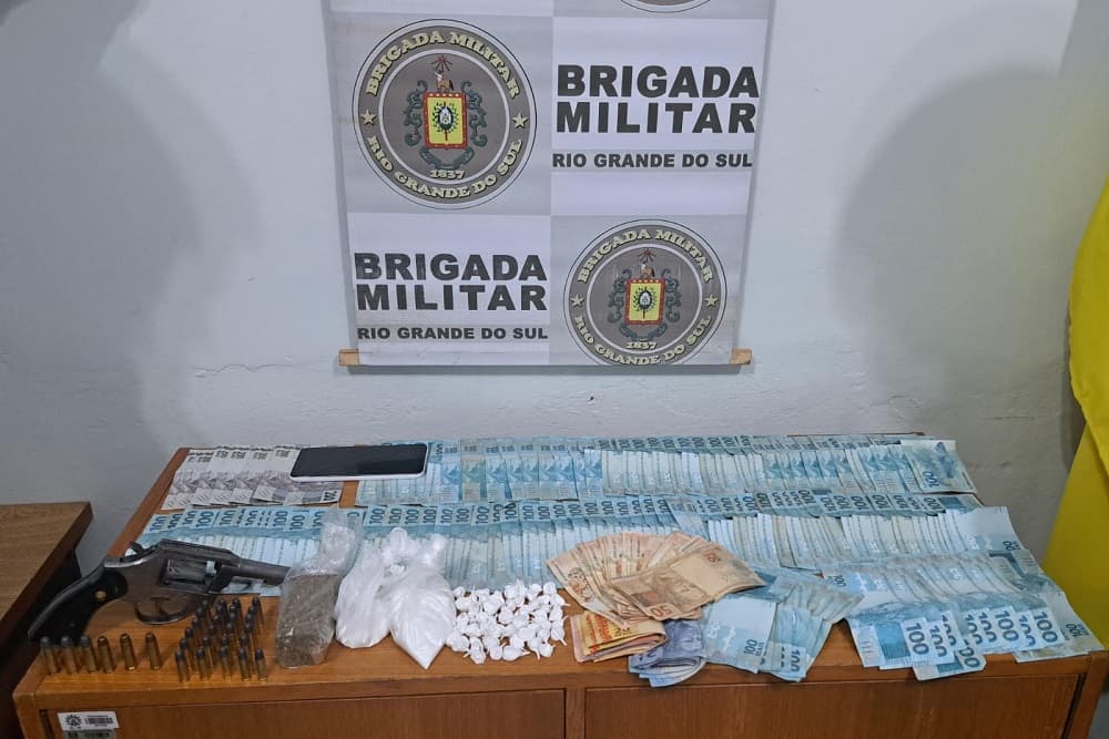 Homem é preso com drogas, arma, munições e 13 mil reais em Humaitá