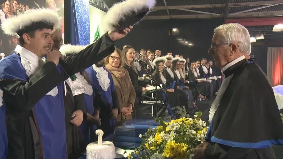 Agricultor se forma na universidade aos 74 anos, em Cerro Largo: 'momento mágico', diz